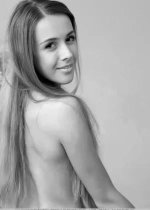 Грудастая туристка без лифчика выставляет напоказ свои большие сиськи и волосатую киску во время осмотра достопримечательностей