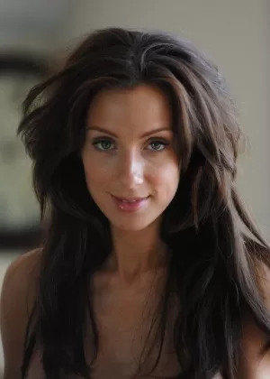 Гламурная модель Тори обнажает свои упругие сиськи в розовом нижнем белье