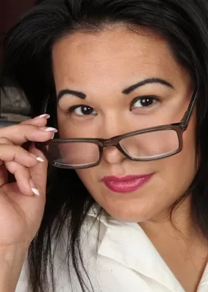 Пухленькая Торри раздевается крупным планом и раздвигает розовую киску