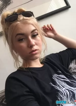 Красивая белокурая шлюха Миша Кросс делает селфи полностью одетая и совершенно голая