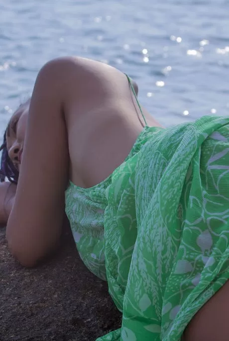 Горячая азиатка сладкая Джули снимает мокрое платье, чтобы позировать обнаженн 6