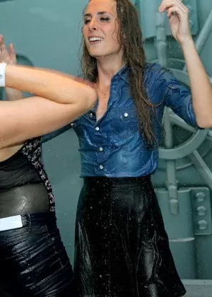 Футбольная красотка Капри Кавалли трахнулась со своим тренером в душе