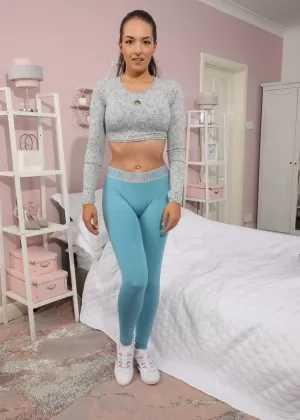 Спортивная любительница Катерина Хартлова показывает свои огромные сиськи на детской площадке