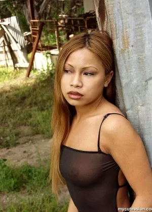 Сексуальная тайская девушка Лилли принимает член в свою задницу во время съемки крупным планом