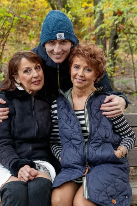 Зрелые женщины приводят молодого человека домой для жесткого сек 2