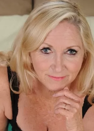 Толстая бабуля в белых чулках снимает свое кружевное белье