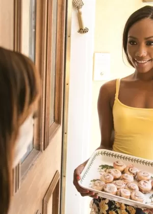 Грудастые лесбиянки Reena Sky Chanell Heart едят волосатую киску и лижут пальцы ног