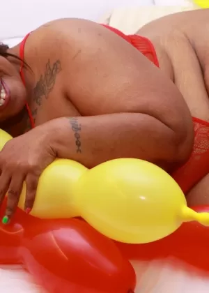 Чернокожая любительская соблазнительница Джуси чувствует себя одинокой и интенсивно мастурбирует киску