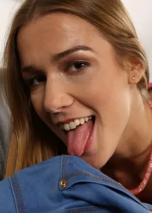 Длинноногая Лиз писает в джинсы и наклоняется, чтобы поласкать свою киску крупным планом