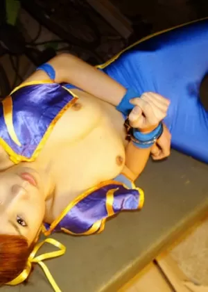 Миниатюрная восточная болельщица Мэй Ли сверкает черными трусиками под юбкой