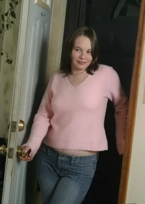 Худые обнаженные девушки удовлетворяют похотливые киски огромным всасывающим дилдо и пальцами