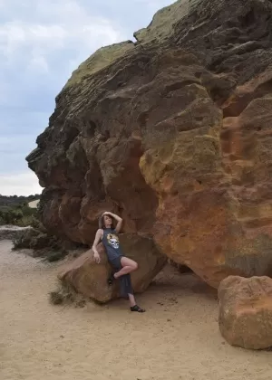 Любительская модель обнажает свое влагалище во время действия под юбкой на покрытых ржавчиной камнях