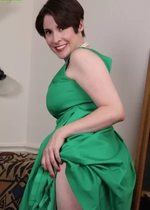 Коротко стриженная зрелая женщина Сэди Джонс мастурбирует вагину