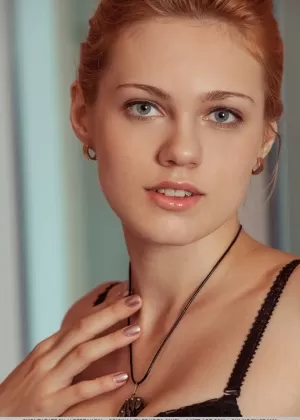 Евро подросток Ширли Тейт сбрасывает черное нижнее белье, чтобы продемонстрировать свою голую киску