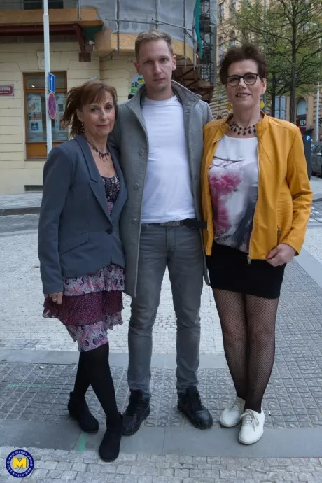 Зрелые дамы кончают на свои сиськи после секса втроем с парнем помоложе