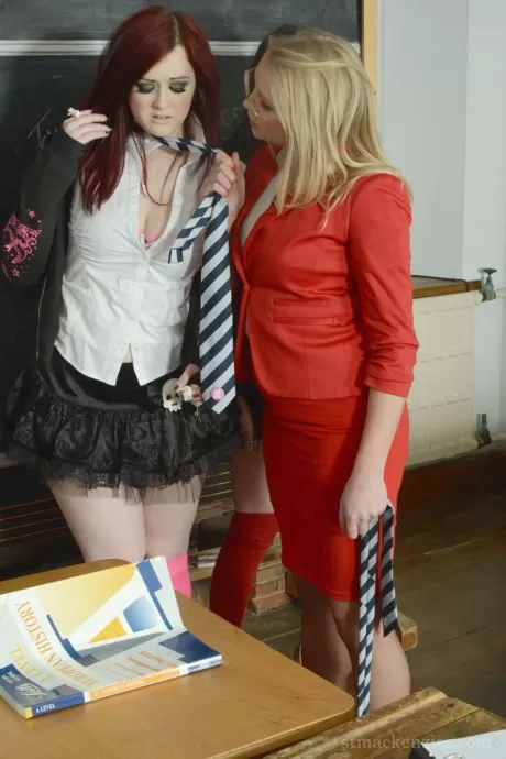 Учительница-лесбиянка завязывает глаза непослушным школьницам и раздевает их догола