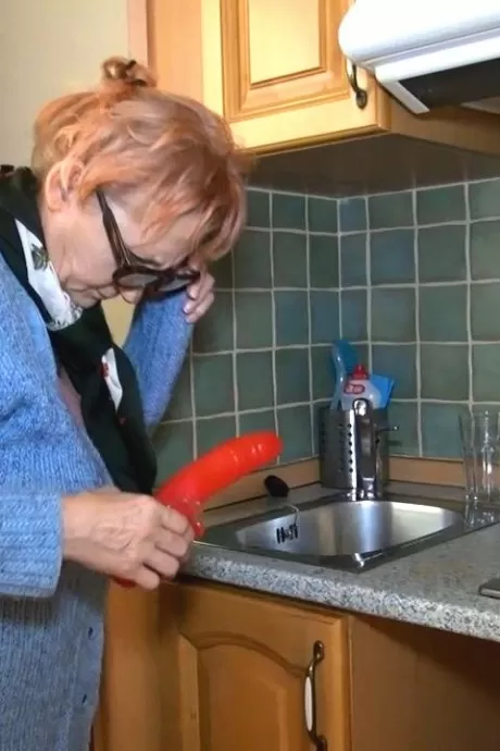 Старая и молодая лесбиянки ублажают друг друга вибраторами на диване