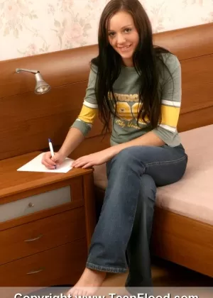 Молодая брюнетка Диана снимает джинсы по пути к мастурбации в обнаженном виде