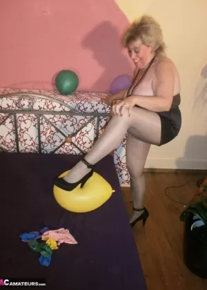 Похотливая старая бабуля Каро обнажает отвисшие большие сиськи волосатую киску крупным планом в колготках