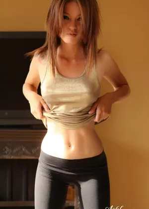 Стройная рыжеволосая подросток Пеппер Харт укладывает волосы наверх, трахаясь с длинным членом