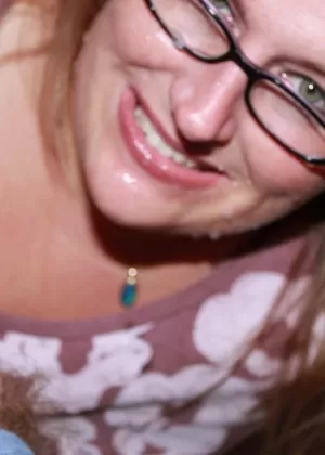 Стройная женщина Макенна капает спермой с лица и очков после дрочки