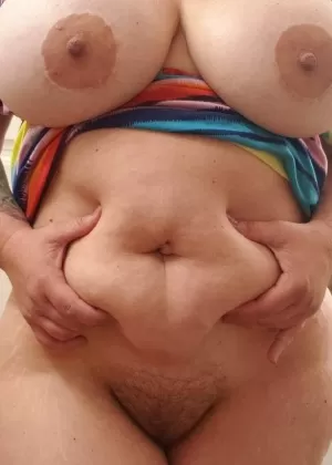 Зрелая толстушки Крис Энн снимает платье перед тем, как принять душ в обнаженном виде