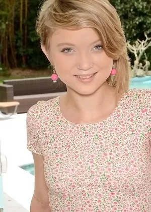 Симпатичная красотка Дакота показывает крошечные сиськи и свою маленькую волосатую киску