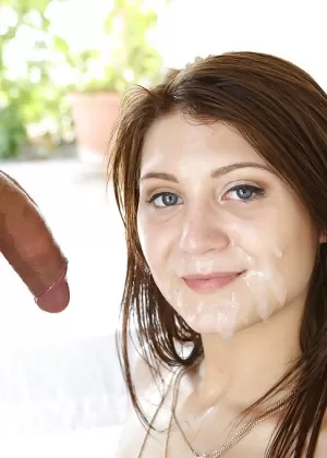 Привлекательную порнозвезду Дилан Райдер ласкают пальцами и трахают на открытом воздухе