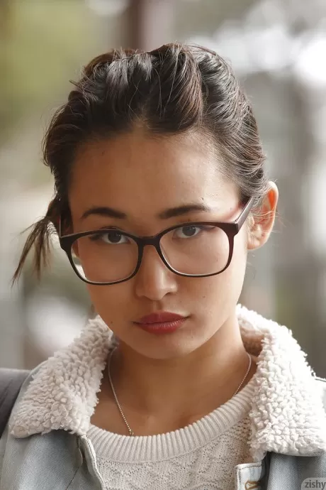 Очаровательная азиатская красотка Саки Кисима демонстрирует свои удивительные изгибы на открытом воздухе