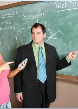 Желанная студентка колледжа Элис Миллер обнажает свои стройные сиськи и задницу