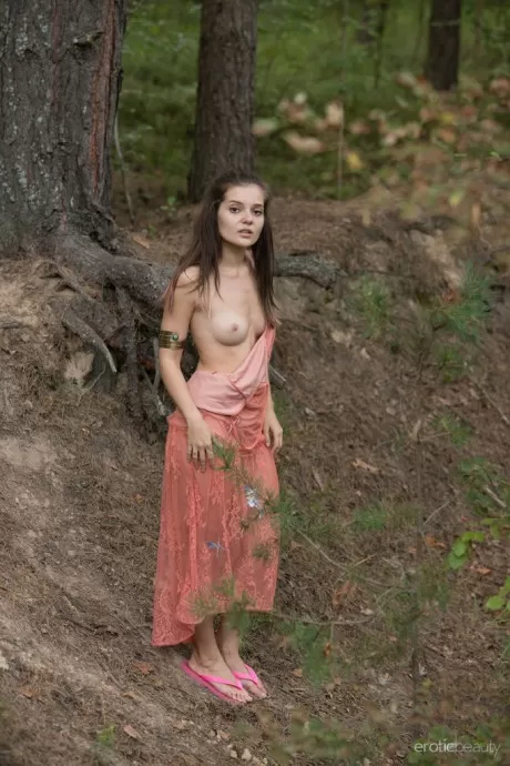 Милая молодая девушка Пола работает своей шикарной задницей после того, как разделась дого 5