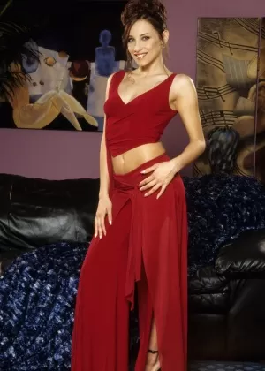 Соло-девушка Селеста Стар снимает брючный костюм, чтобы позировать обнаженной для пентхауса на каблуках