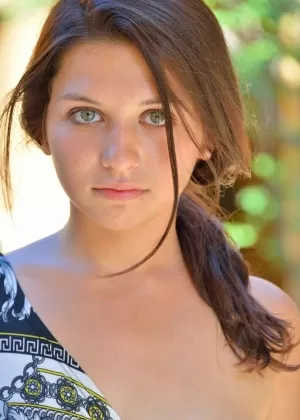 Зеленоглазая красотка мелькает голой задницей на публике, прежде чем поиграть с овощным фистингом