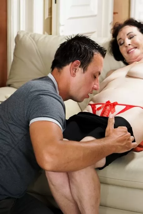 Возбужденная бабуля Пикси раздевается, чтобы прокатиться наездницей, и сосет член младшего, чтобы получить сперм 3