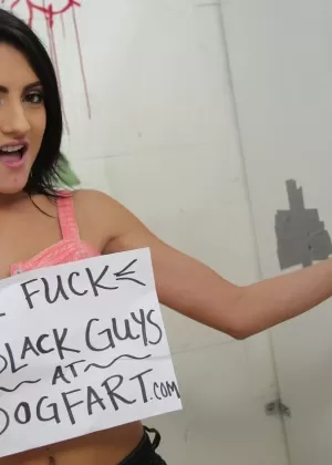 Симпатичная чернокожая девушка с пышными волосами и тугой попкой выплевывает сперму после отсоса в проститутке