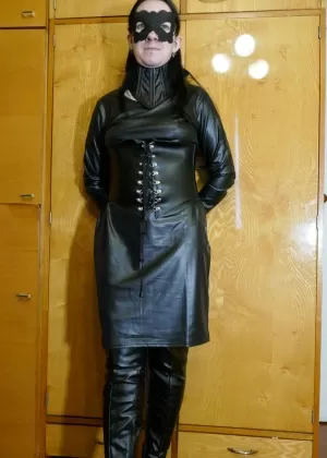 Пышногрудая негритянка Кармен Хейс расхаживает в сапогах и корсете с хлыстом для верховой езды