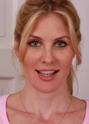 Восхитительная милфа-блондинка с большими сиськами раздевается и раздвигает ноги