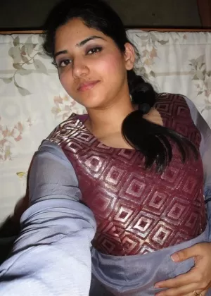 Леди средних лет Индия Саммер кормит своего взрослого ребенка, прежде чем привязать его