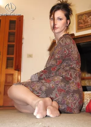 Соблазнительная брюнетка с большими сиськами Елена демонстрирует свою страсть к фут-фетишу