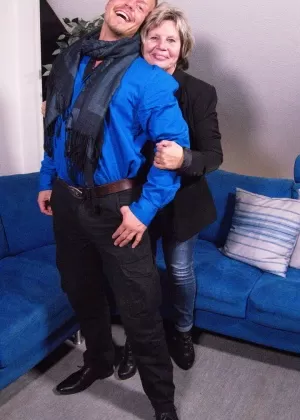 Пожилая леди с большими сиськами в чулках кончает на сиськи после дрочки