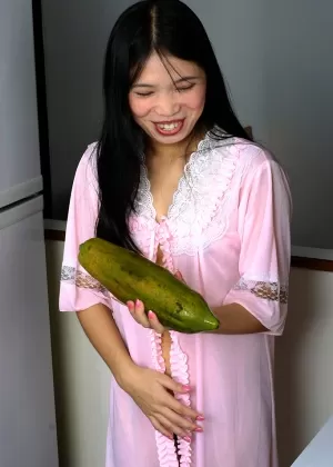 Любительская азиатка Диеп сняла свою ночную рубашку и обнажила свою волосатую киску