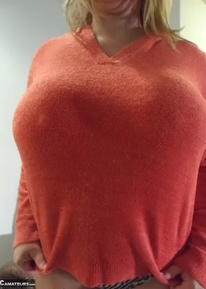 Сексуальная рыжеволосая Рокси Робинсон любовно обнимает своих массивных щенков в свитере