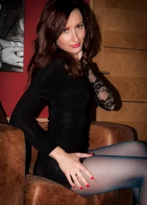 Милфа София Смит снимает свое черное платье, чтобы выставить напоказ задницу в колготках и на каблуках