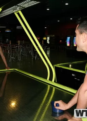 Две симпатичные девушки по очереди раздеваются во время сольного действия