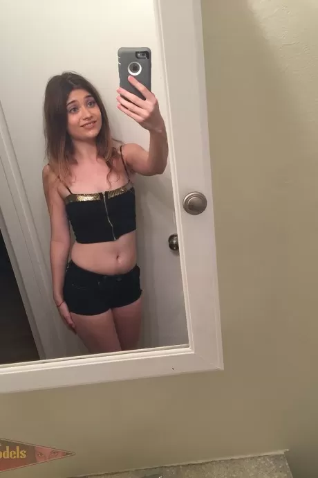 Миниатюрная подросток Ариэль Мак Гвайр дебютирует обнаженной моделью в селфи в ванно 1