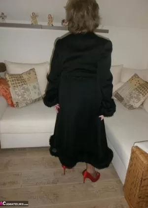 Нахальная похотливая зрелая Савана демонстрирует свои большие отвисшие сиськи стоя на коленях