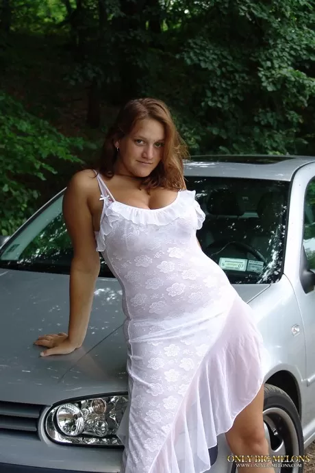 Молодая соло-девушка Яна Кукова обнажает свои огромные сиськи в 1