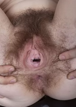 Тиа Джонс любит трогать и трахать пальцами свою волосатую любительскую киску и задницу