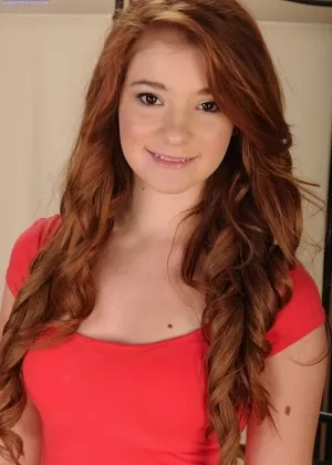 Кукла Райли Рид Рождественский подарок оживает для секса втроем с парнем Эмбер Стоун