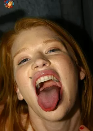 Белокурая цыпочка Фэй Беглец щурит глаза, глотая сперму.